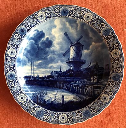 Case containing :

- a Delft earthenware...