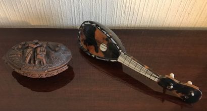 Trinkets : 

- carved corozo box, the lid...