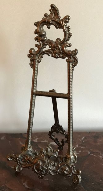 Lot : 

- A bronze miniature easel with rocaille...