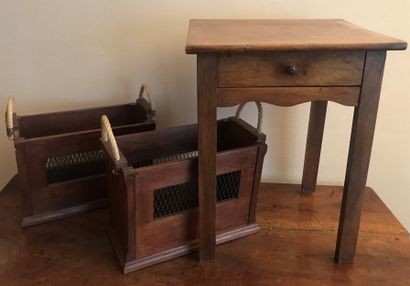 Set composed of :

- a small fruitwood table...