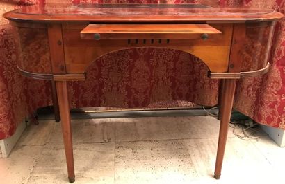 Bureau en bois verni, les angles arrondis...
