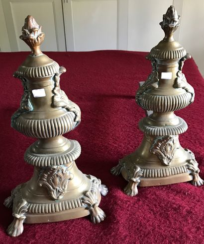 Paire de chenets en bronze figurant des cassolettes...