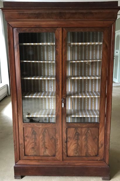 Bibliothèque en acajou et placage d’acajou....
