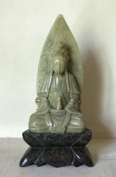 Statuette chinoise de divinité en pierre...