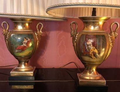 PARIS, XIXe siècle. Paire de vases en porcelaine...