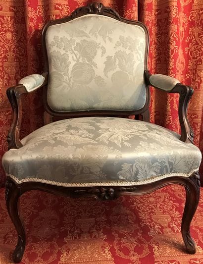 Fauteuil en acajou, le dossier ovale cintré....