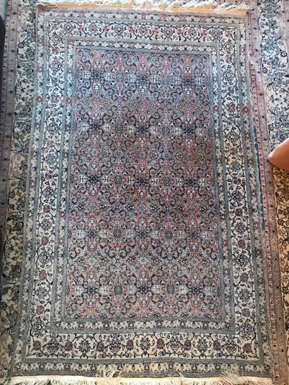 Petit tapis en laine et soie, à décor de...