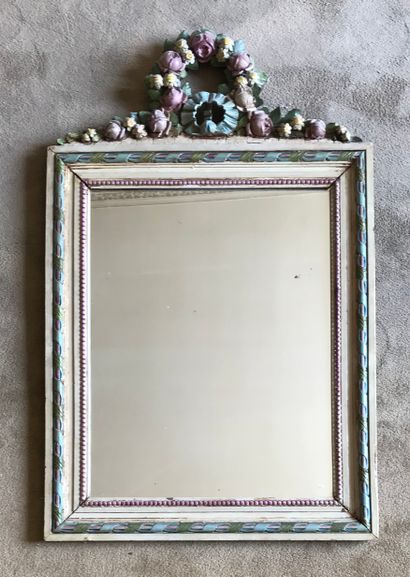 Miroir à entourage en bois patiné et peint...