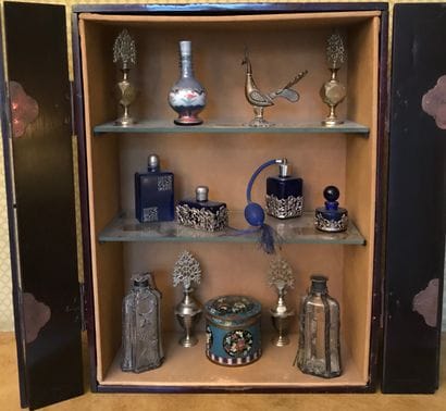 Ensemble de flacons et accessoires de toilette...