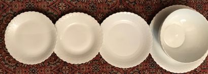 Partie de service de table en porcelaine...
