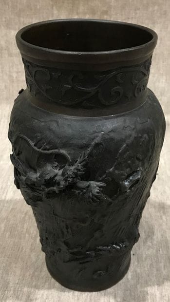 JAPON. Vase en bronze à décor de deux dragons...