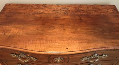 Commode en bois fruitier, la façade galbée,...