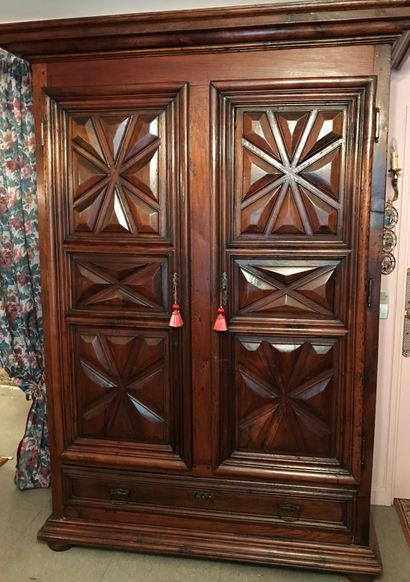 Grande armoire en bois fruitiers, ouvrant...