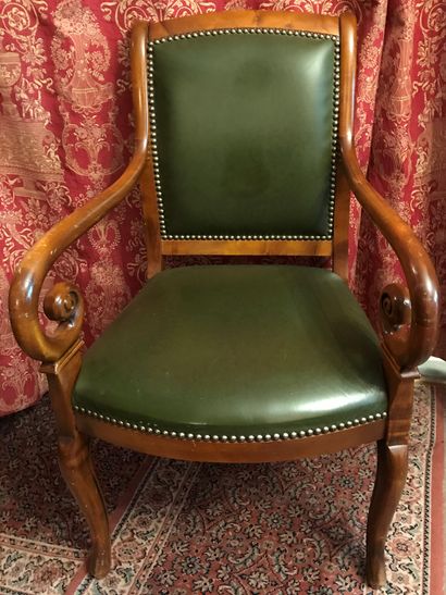 Fauteuil en bois verni, les accotoirs à crosse,...