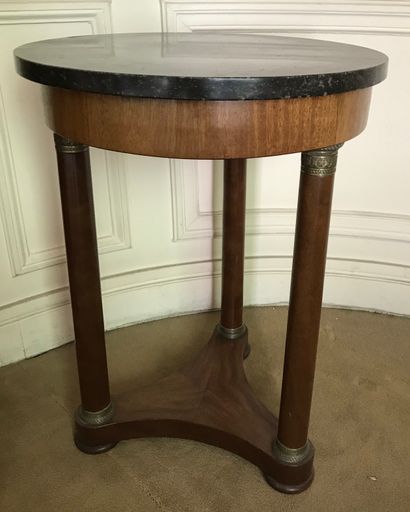 Petit guéridon rond en acajou, les trois...