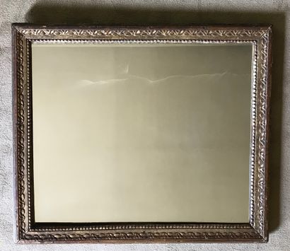 Cadre rectangulaire à entourage en bois doré...