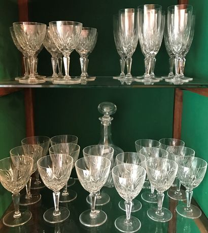 Partie de service de verres à pied en cristal...