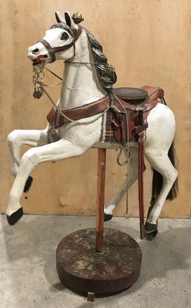 
Cheval de manège en bois peint. 



H. :...