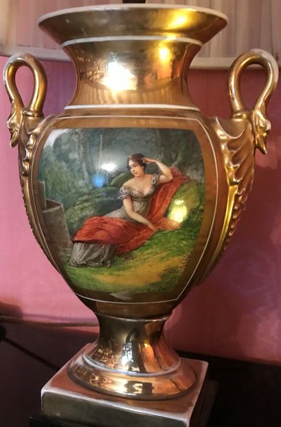 PARIS, XIXe siècle. Paire de vases en porcelaine...