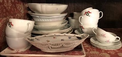 Plusieurs suites de tasses et leur soucoupe...