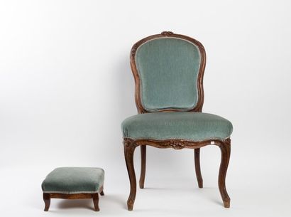 Chaise en bois naturel mouluré et sculpté...
