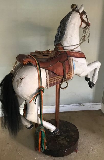 
Cheval de manège en bois peint. 



H. :...