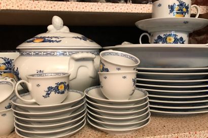 Partie de service de table en porcelaine...