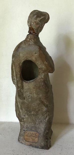Statuette de Tanagra, la tête cassée. 

Grande...