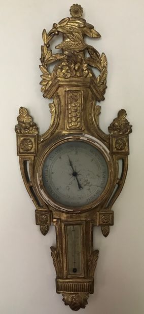 Baromètre-thermomètre en bois doré, le fronton...