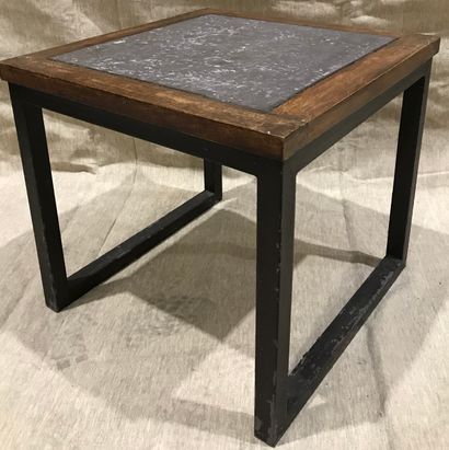 Table basse de forme quadrangulaire, le plateau...