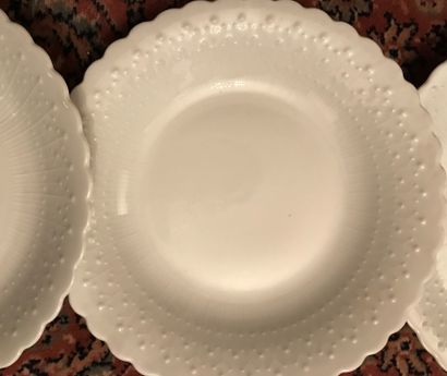 Partie de service de table en porcelaine...