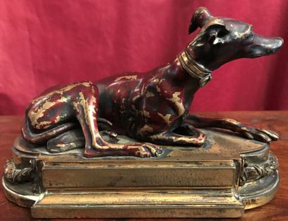 Paire de statuettes à sujet de levrette couchée,...