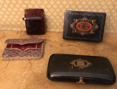 Lot : petit étui en écaille, le couvercle...