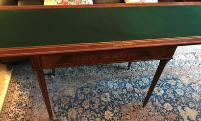 Table à jeu en placage de palissandre. Décor...