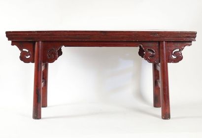 Table basse en bois laqué rouge, le plateau...