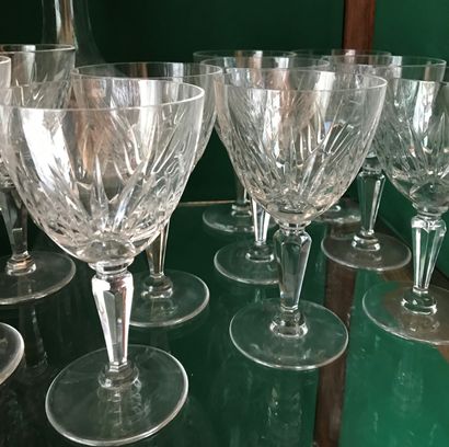 Partie de service de verres à pied en cristal...