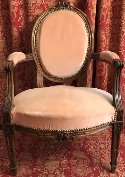 Suite de quatre fauteuils en bois naturel...