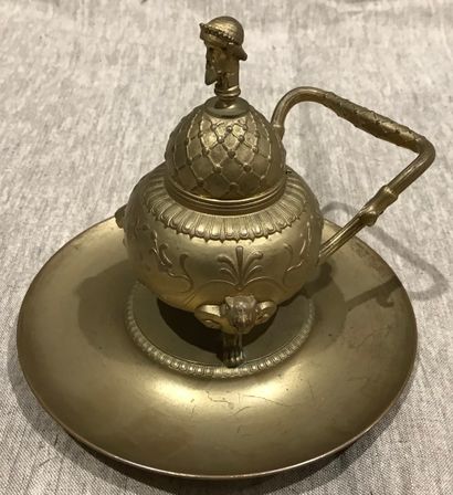 Encrier en bronze à patine doré mat, le couvercle...
