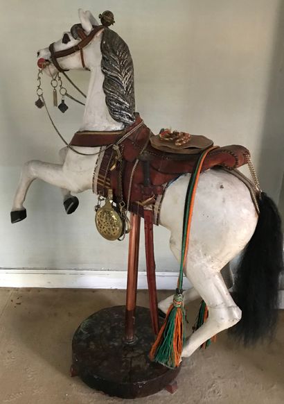 
Cheval de manège en bois peint. 



H. :...