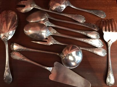 Partie de ménagère de couverts en métal argenté...