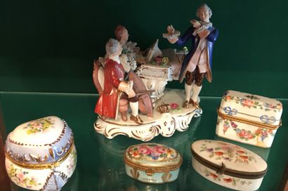 Bibelots : groupe en porcelaine à sujet de...