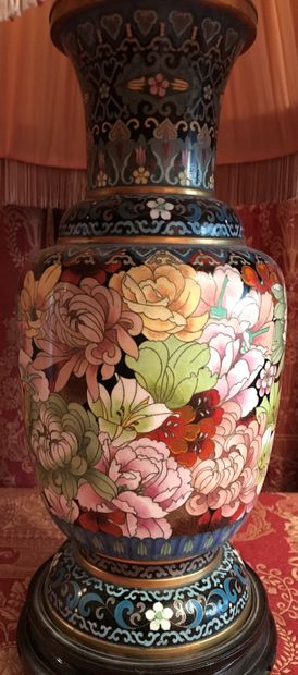 Grand vase balustre en cloisonné à décor...