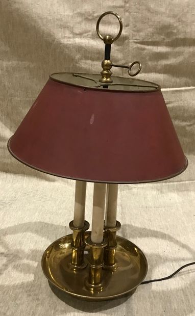 Lampe bouillotte en laiton doré, les trois...