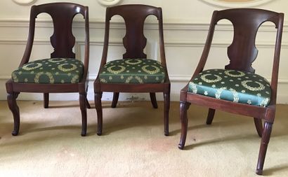 Suite de trois chaises à dossier gondole...