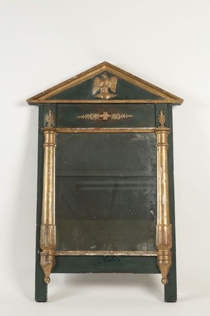 Miroir en bois peint vert et doré. Le fronton...