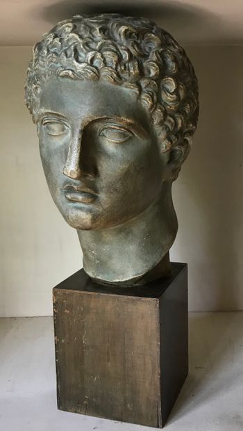 Réplique d'un buste d'éphèbe en plâtre patiné....