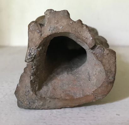 Statuette de Tanagra, la tête cassée. 

Grande...