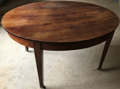 Table en bois fruitier, le plateau ovale...