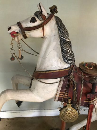 
Cheval de manège en bois peint. 



H. :...