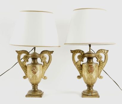 Paire de lampes d’église en bois doré figurant...